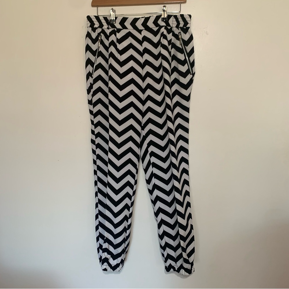 Spacey Girl Casual Jogger Harem Pants in a black and white) chevron print Large